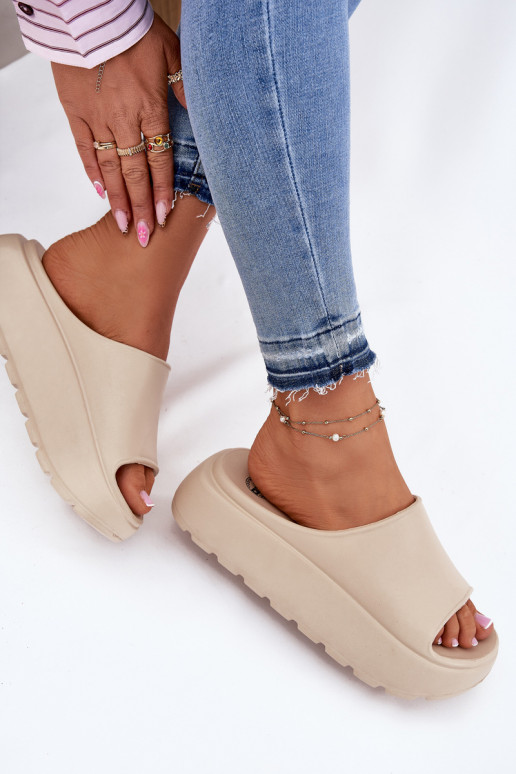 Pantoufles légères Pantoufles pour femmes avec une plateforme beige Xalvania Pantoufles légères Pantoufles pour femmes avec une plateforme beige Xalvania