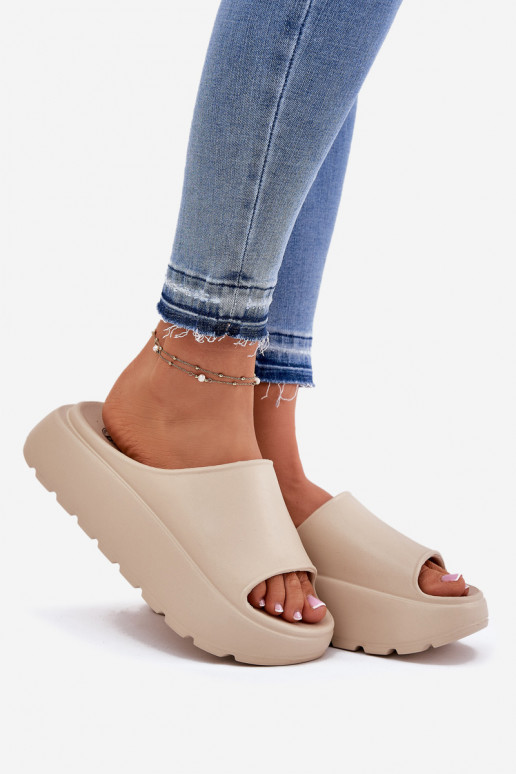 Pantoufles légères Pantoufles pour femmes avec une plateforme beige Xalvania Pantoufles légères Pantoufles pour femmes avec une plateforme beige Xalvania
