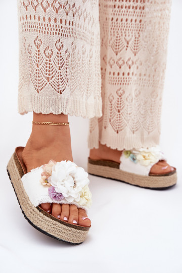 Mules avec fleurs et plateforme et éléments tressés Zenvanis couleur blanche