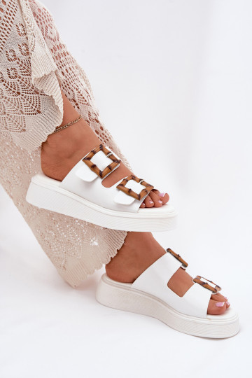 Chaussons pour femmes en cuir synthétique avec plateforme et boucles Xanivia couleur blanche