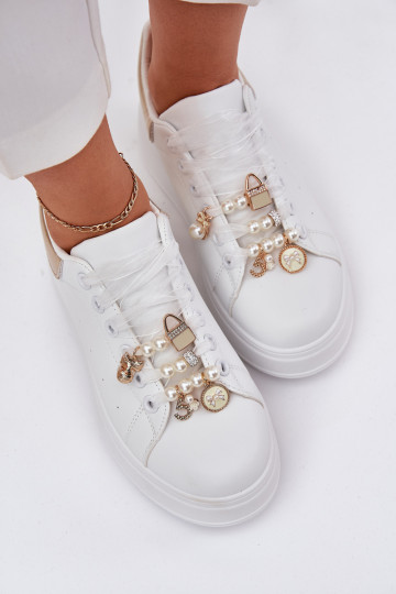 Chaussures modèle baskets Féminin avec une plateforme Z Przypinkami Blanc-couleur dorée Ocerdia