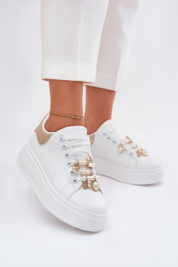 Chaussures modèle baskets Féminin avec une plateforme Z Przypinkami Blanc-couleur dorée Ocerdia 2