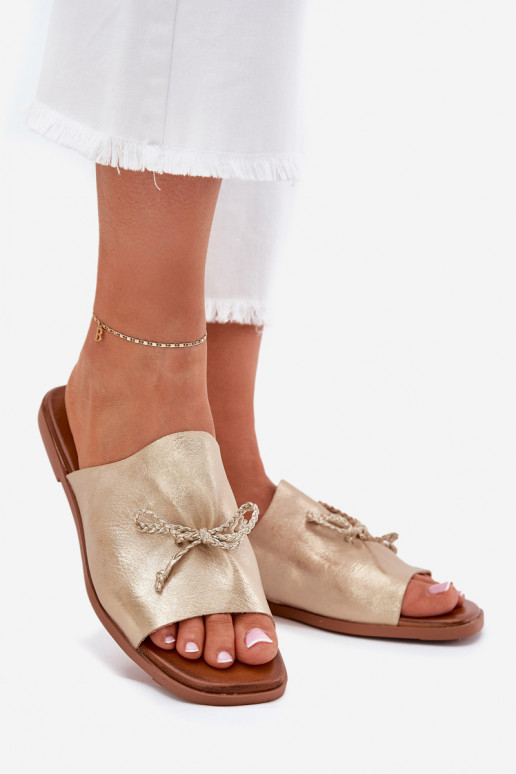 Pantoufles pour femmes avec des talons larges Avec des décorations DANSiązaniem couleur dorée Norela