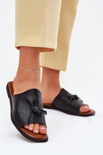 Pantoufles pour femmes avec des talons larges Avec des décorations DANSiązaniem couleur noire Norela