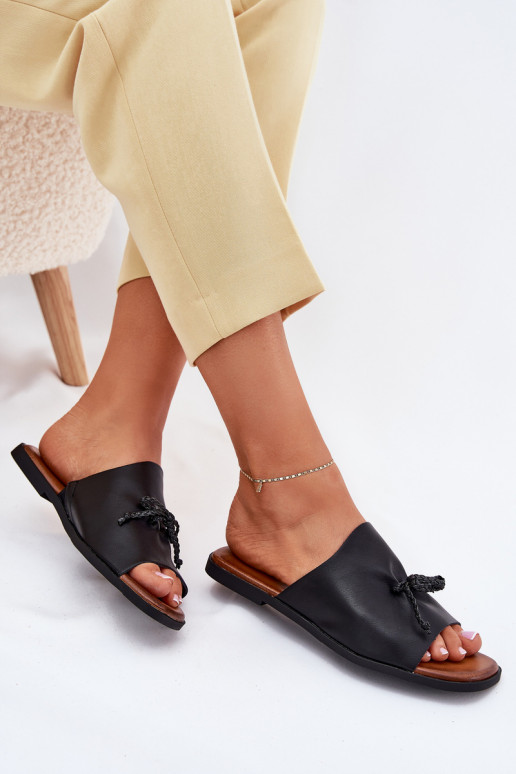 Pantoufles pour femmes avec des talons larges Avec des décorations DANSiązaniem couleur noire Norela