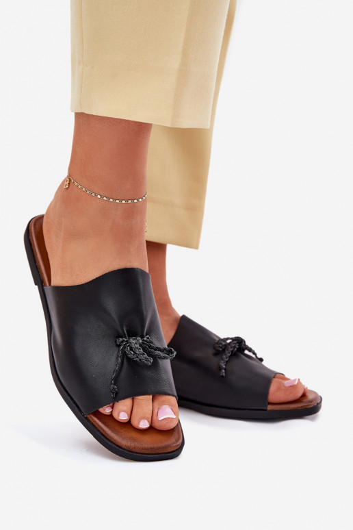 Pantoufles pour femmes avec des talons larges Avec des décorations DANSiązaniem couleur noire Norela