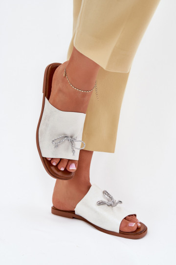 Pantoufles pour femmes avec des talons larges Avec des décorations DANSiązaniem couleur argent Norela