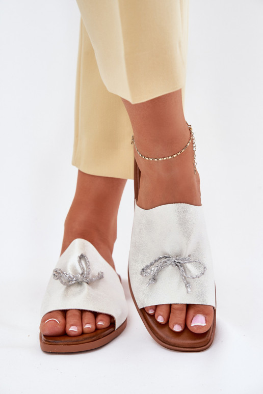 Pantoufles pour femmes avec des talons larges Avec des décorations DANSiązaniem couleur argent Norela Pantoufles pour femmes avec des talons larges Avec des décorations DANSiązaniem couleur argent Norela