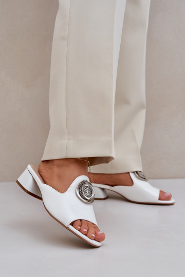 Chaussons élégants blancs pour femmes à petit talon avec ornements "Feledis" 2