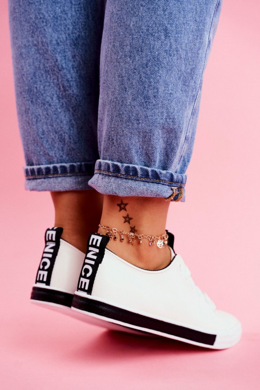 Baskets modèle classique couleur noire Ville Baskets modèle classique couleur noire Ville