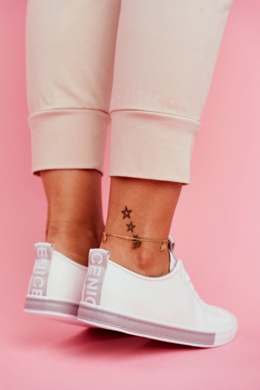 Baskets modèle classique couleur grise Ville