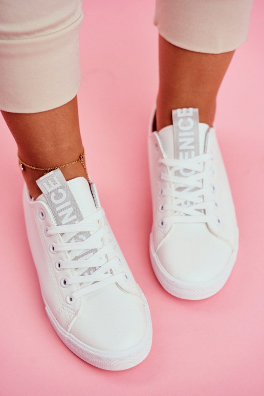 Baskets modèle classique couleur grise Ville