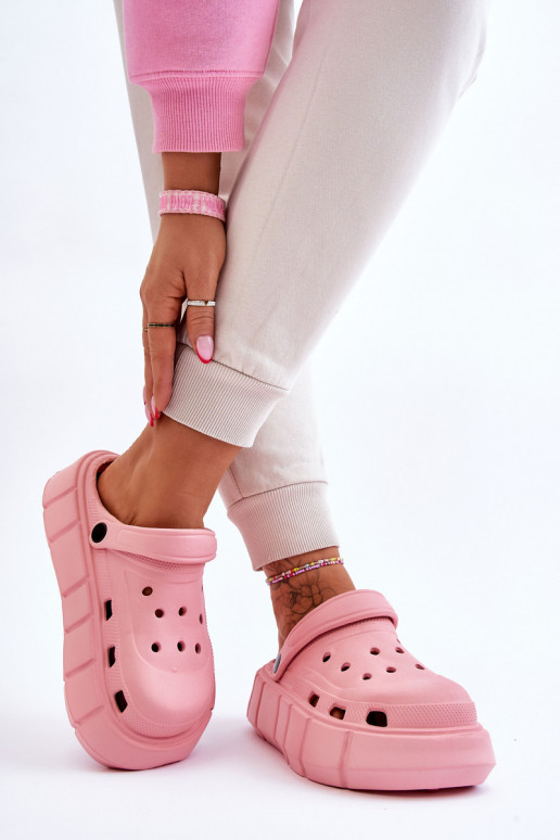 Tongs type Crocs avec plateforme surélevée couleur rose Beckett Tongs type Crocs avec plateforme surélevée couleur rose Beckett