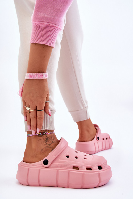 Tongs type Crocs avec plateforme surélevée couleur rose Beckett Tongs type Crocs avec plateforme surélevée couleur rose Beckett