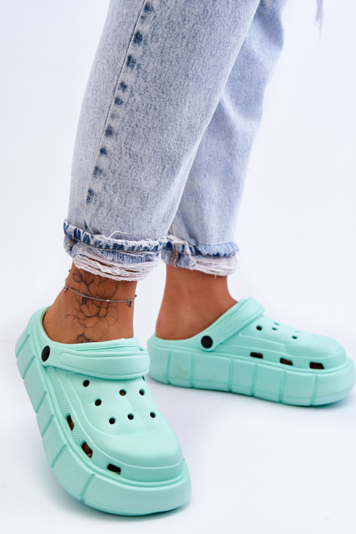 Tongs type Crocs avec plateforme surélevée couleur menthe Beckett Tongs type Crocs avec plateforme surélevée couleur menthe Beckett