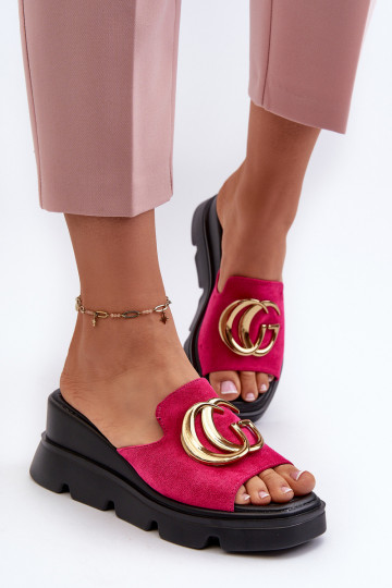 Chaussons pour femmes Iaria en daim éco rose sur talon compensé et plateforme avec des détails dorés