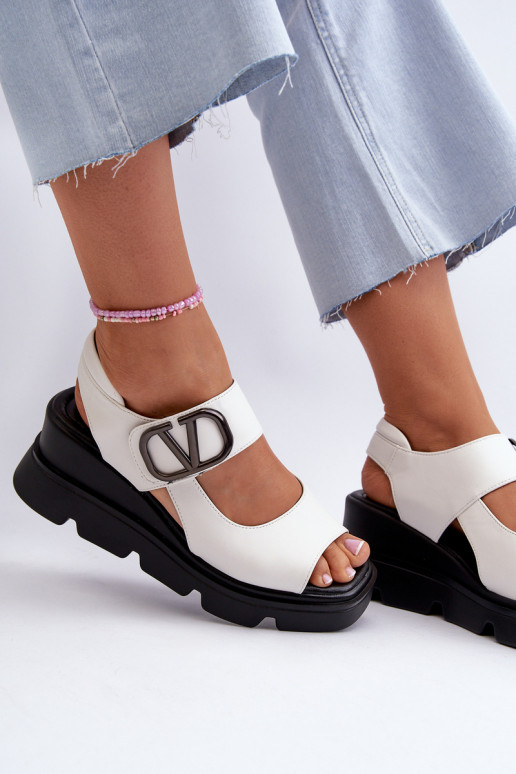 Sandales pour femmes Sur un coin et plateforme en cuir écologique couleur blanche Triaola Sandales pour femmes Sur un coin et plateforme en cuir écologique couleur blanche Triaola