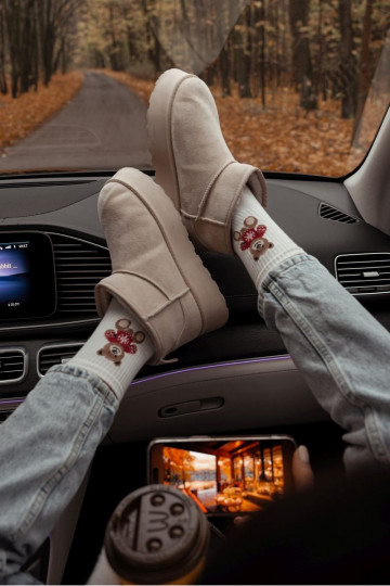 Chaussettes pour femmes avec des oursons sur un pull couleur ivoire