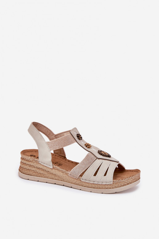 Sandales pour femmes Sur un coin avec de beaux détails Inblu RV000015 couleur ivoire Sandales pour femmes Sur un coin avec de beaux détails Inblu RV000015 couleur ivoire