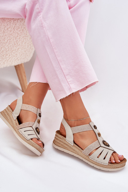 Sandales pour femmes Sur un coin avec de beaux détails Inblu RV000015 couleur ivoire Sandales pour femmes Sur un coin avec de beaux détails Inblu RV000015 couleur ivoire