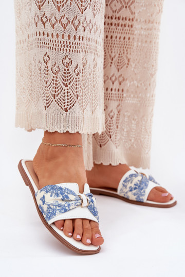 Pantoufles pour femmes avec des talons larges avec des rubans couleur blanche Avenza