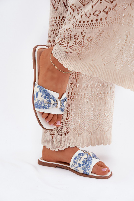 Pantoufles pour femmes avec des talons larges avec des rubans couleur blanche Avenza Pantoufles pour femmes avec des talons larges avec des rubans couleur blanche Avenza