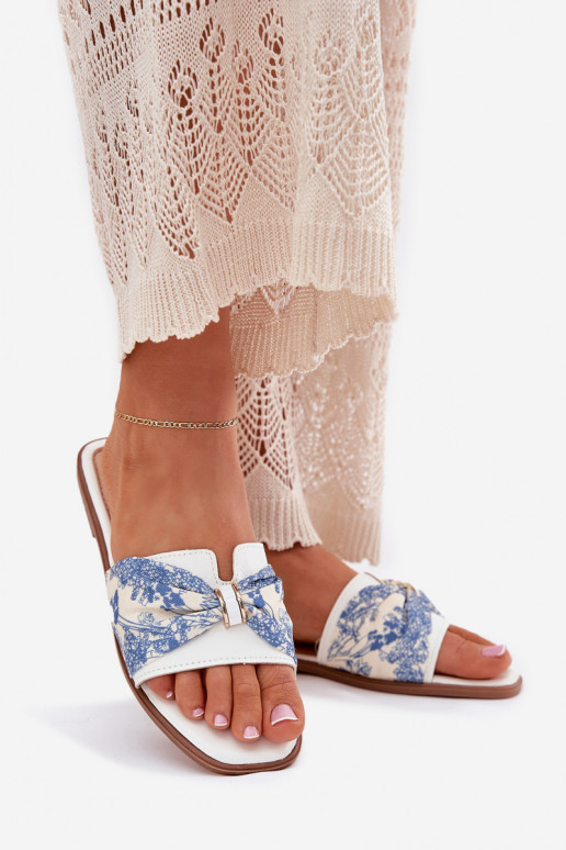 Pantoufles pour femmes avec des talons larges avec des rubans couleur blanche Avenza Pantoufles pour femmes avec des talons larges avec des rubans couleur blanche Avenza