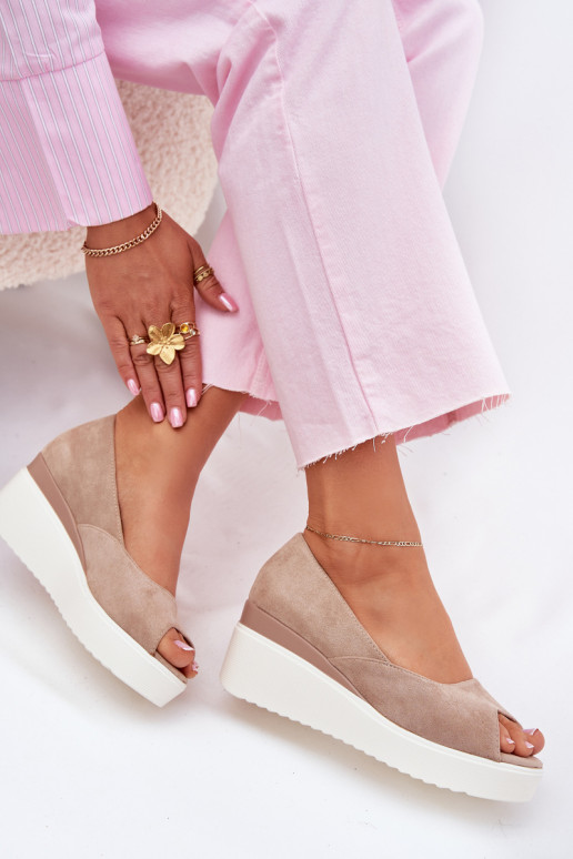 Sandales pour femmes Sur un coin Z en daim écologiqueu beige Velira Sandales pour femmes Sur un coin Z en daim écologiqueu beige Velira