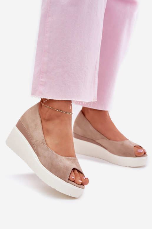 Sandales pour femmes Sur un coin Z en daim écologiqueu beige Velira Sandales pour femmes Sur un coin Z en daim écologiqueu beige Velira