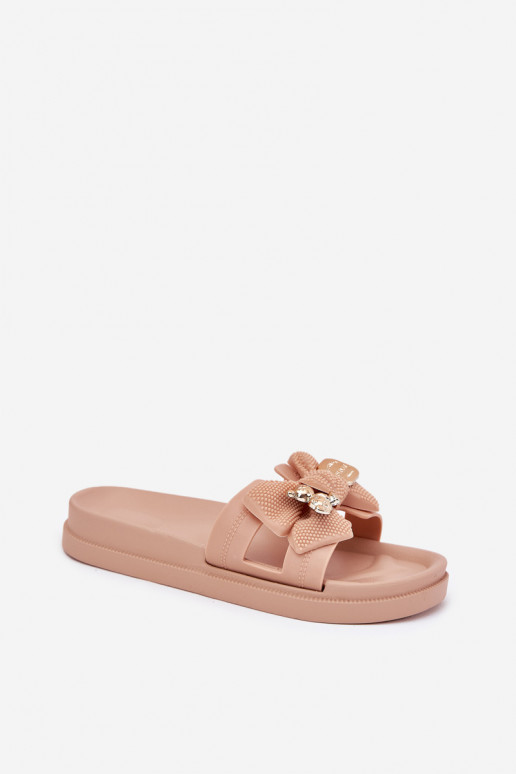 Pantoufles pour femmes avec des rubans I Złotą Broszką beige Lynara Pantoufles pour femmes avec des rubans I Złotą Broszką beige Lynara