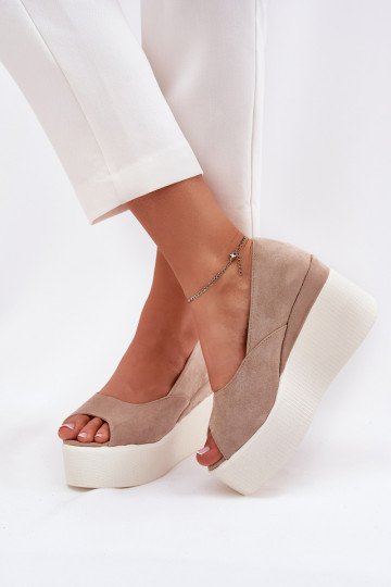 Sandales pour femmes Sur un coin et plateforme beige Felyra