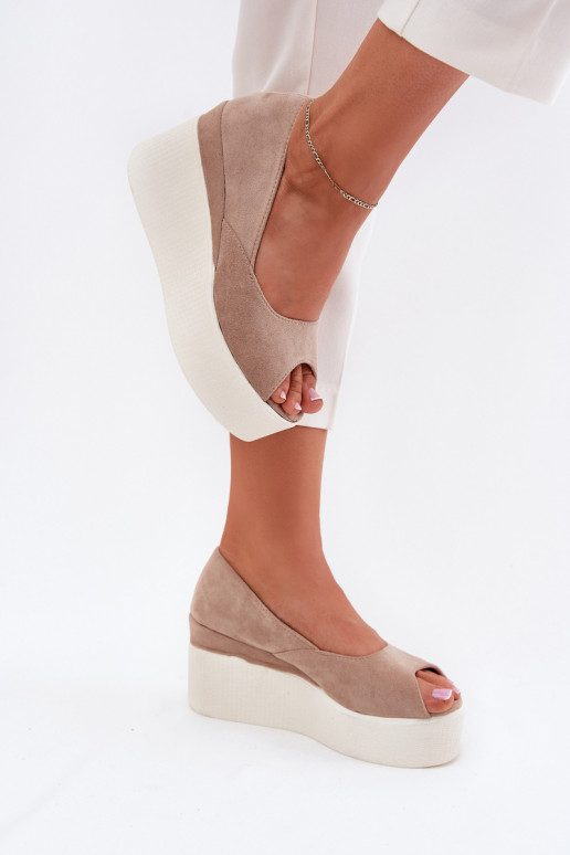 Sandales pour femmes Sur un coin et plateforme beige Felyra