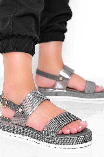 Sandales grises sur semelle...