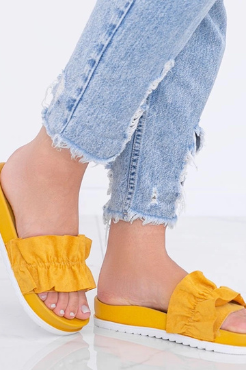 Sandales couleur moutarde...