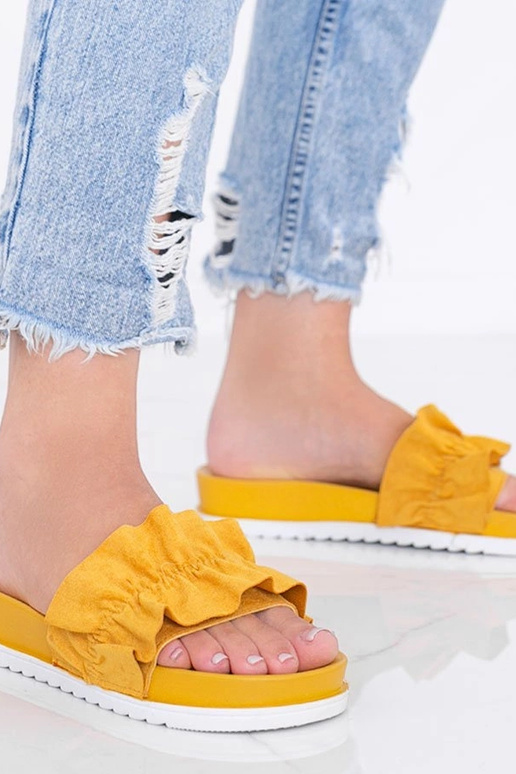 Sandales couleur moutarde avec plis,... Sandales couleur moutarde avec plis,...