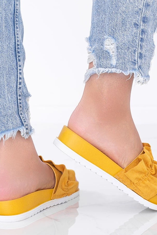 Sandales couleur moutarde avec plis,... Sandales couleur moutarde avec plis,...