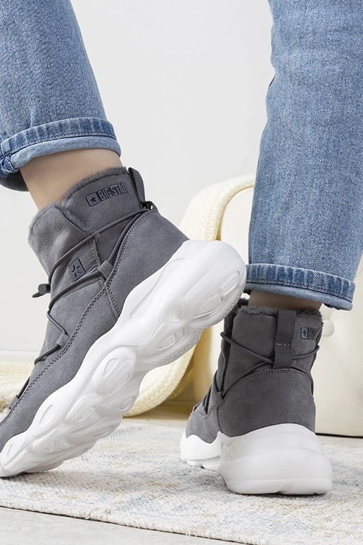 Bottes d'hiver grises et élégantes...