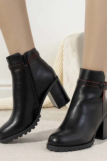 Bottes noires isolées à...
