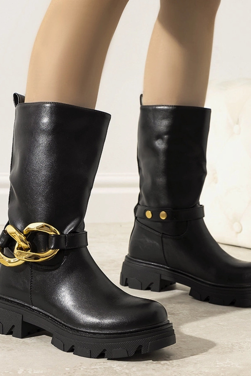 Bottines noires isolées avec chaîne... Bottines noires isolées avec chaîne...