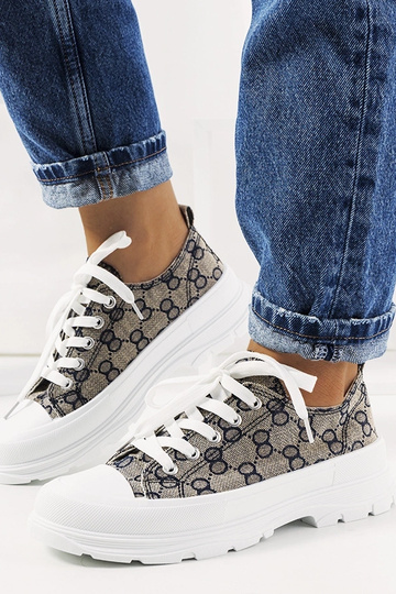 Baskets bleues et sable, «...