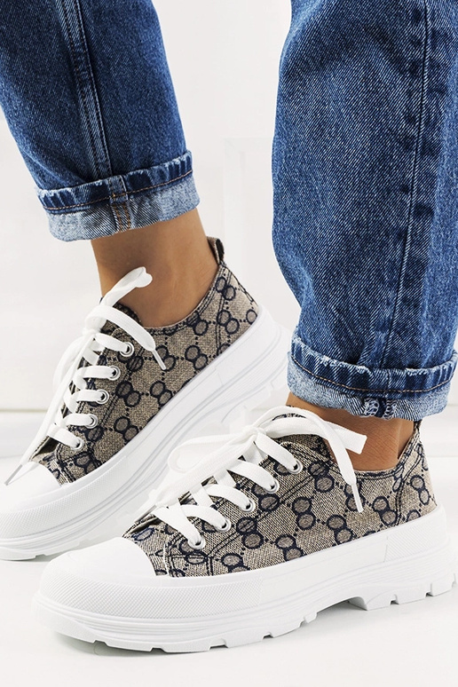 Baskets bleues et sable, « Waters »