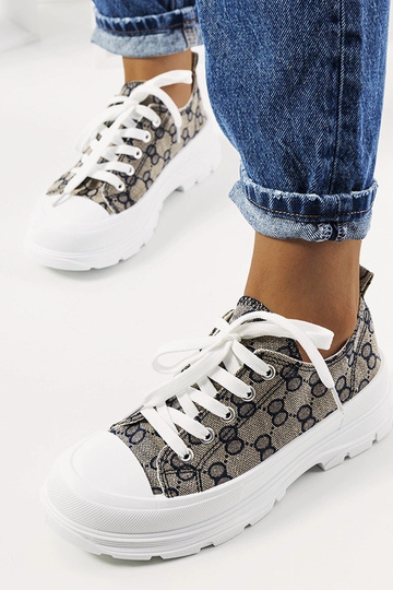 Baskets bleues et sable, «... 2