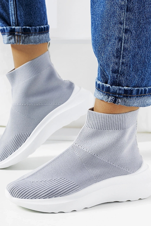 Les baskets montantes grises de Jennifer