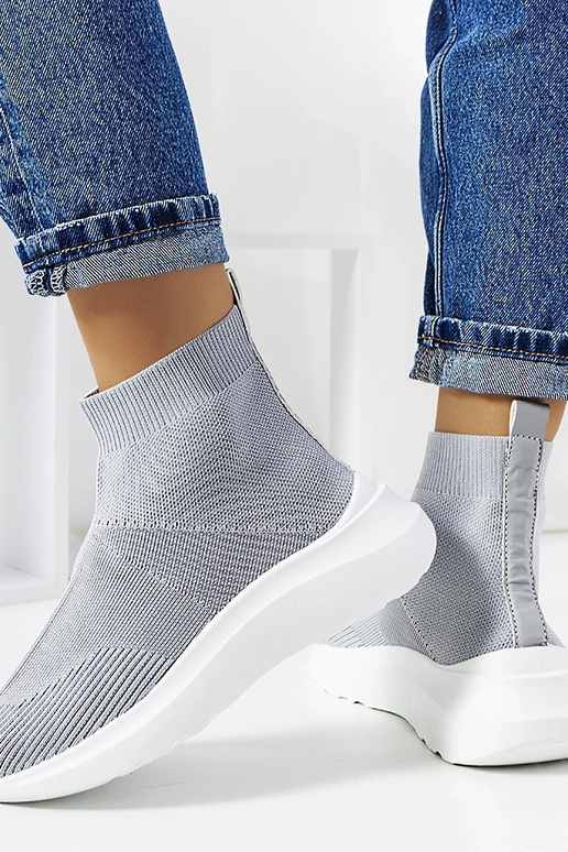 Les baskets montantes grises de Jennifer