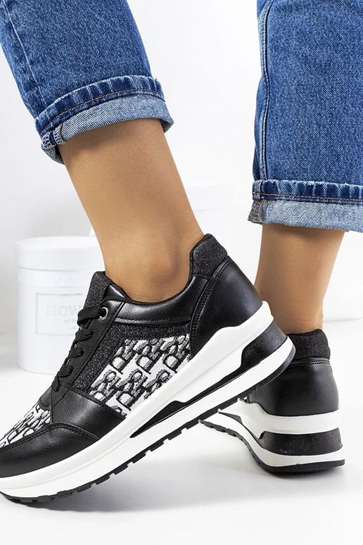 Baskets de sport noires à semelle... Baskets de sport noires à semelle...