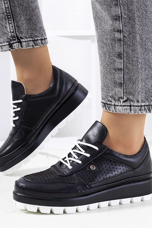 Baskets noires ajourées, « Assels »