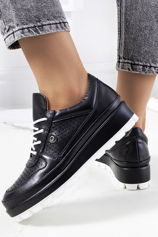 Baskets noires ajourées, « Assels »