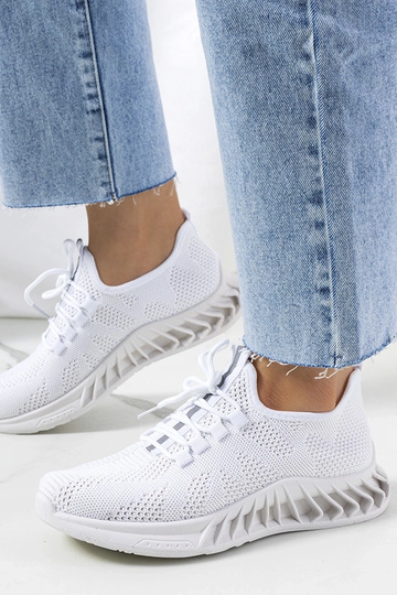 Baskets de sport blanches...
