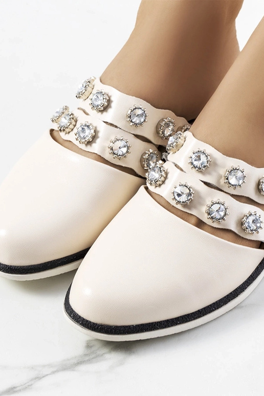 Chaussons couleur sable ornés de...