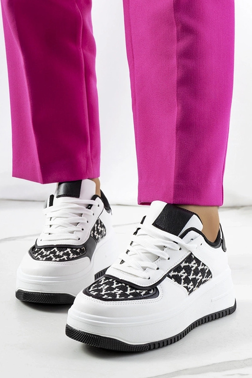 Baskets blanches à semelles hautes... Baskets blanches à semelles hautes...